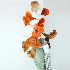 Pomarańczowy papierowy instalacja sztuki