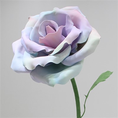 Gigantyczne rekwizyty dekoracji róży na świeżym powietrzu