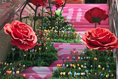 Gigantyczna papierowa róża do dekoracji schodów